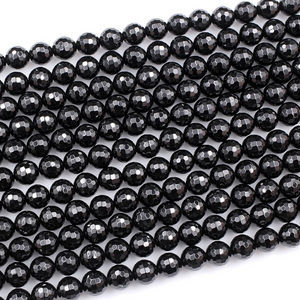 Skull and natural stone beads bracelet with black faceted onyx beads.