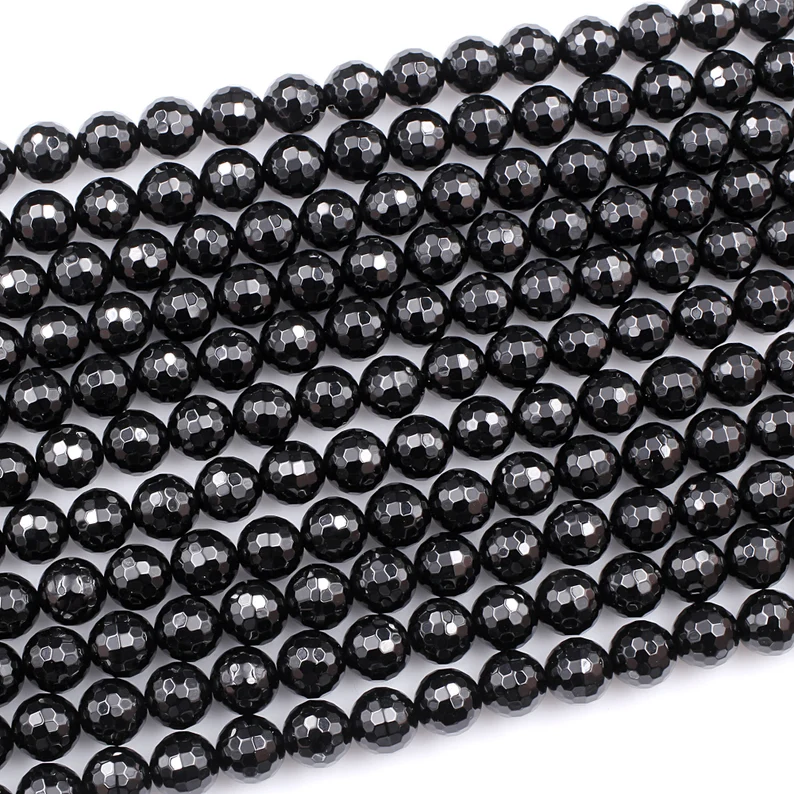 Skull and natural stone beads bracelet with black faceted onyx beads.