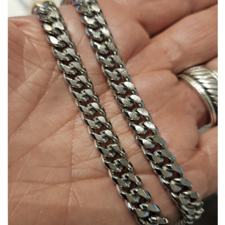 Stainless steel men's Cuban chain necklace, 9mm wide, with a 50cm length, featuring a sleek and durable design.